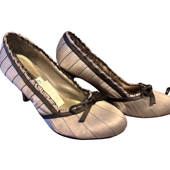 ๐ 2/$20 ๐ Silver Pewter Pleated Heels with Black Trim and Bows sz 9.5 - Picture 2 of 9
